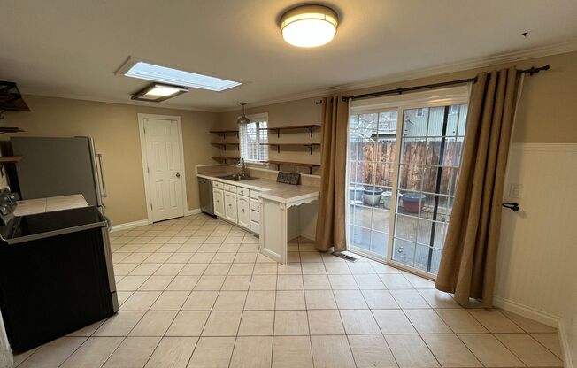 Single Level Home Close to Downtown Redmond - Yard Care Included