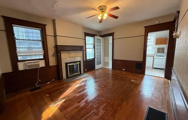 *** Amazing Shadyside Location * Beautiful Apartment Available Now * Walk to Ellsworth & Walnut St. * Renovated ***