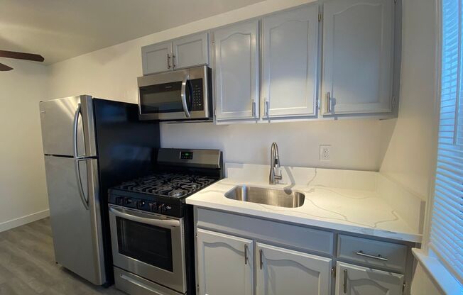 Studio, 1 bath, 450 sqft, $1,595, Unit 25