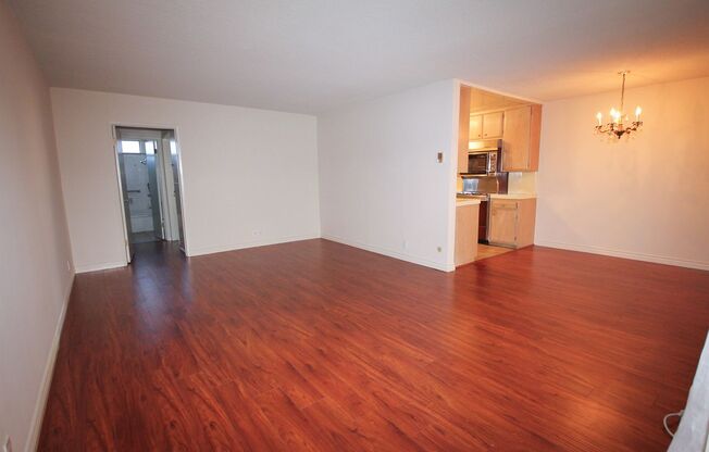 (6121) 1030 N Harper Ave.