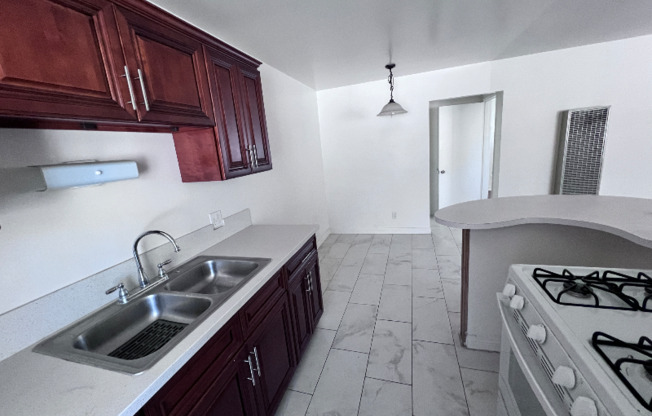 305 N Vinedo Ave 5