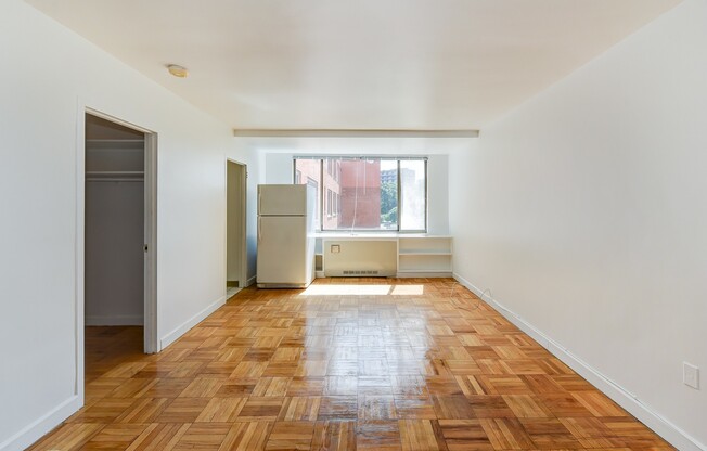 Spacious & Bright Studio at River Place West