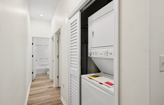 3 beds, 2 baths, 875 sqft, $1,300, Unit Unit 404