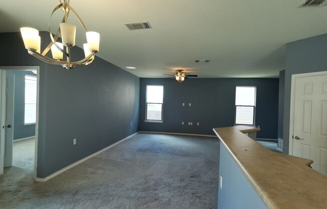 Northeast Crossing beauty 3 Bedroom 2 Bath Ready Now