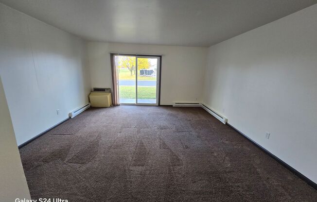 2 beds, 1 bath, $1,350, Unit 2