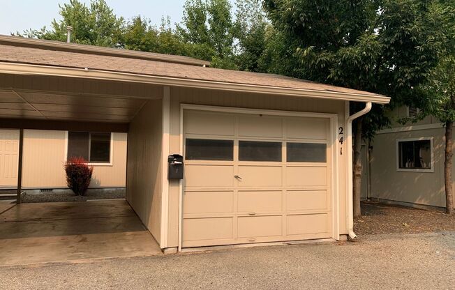 2 bedroom 1.5 bath. Downtown Townhome Close to BSU with Garage!