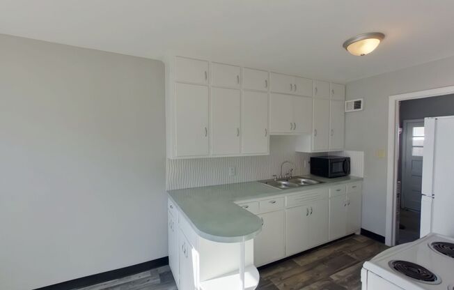 2 beds, 1 bath, $895