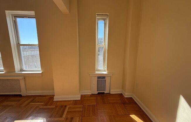 1 bed, 1 bath, 803 sqft, $2,450, Unit Royal York 1106