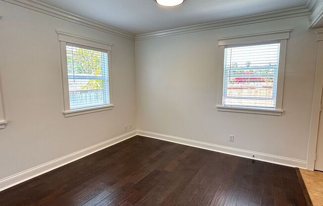 Adorable Beach-Close 2 Bedroom Bungalow in Time for Summer!