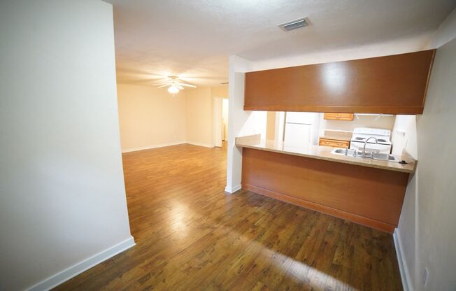 2 beds, 1 bath, 885 sqft, $950, Unit D