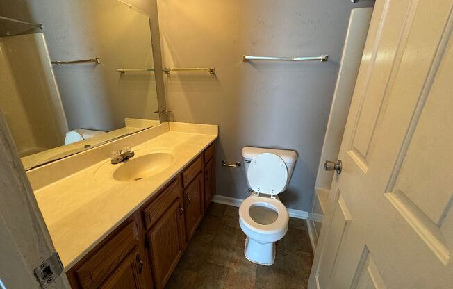 1 bed, 1 bath, 560 sqft, $715, Unit H61