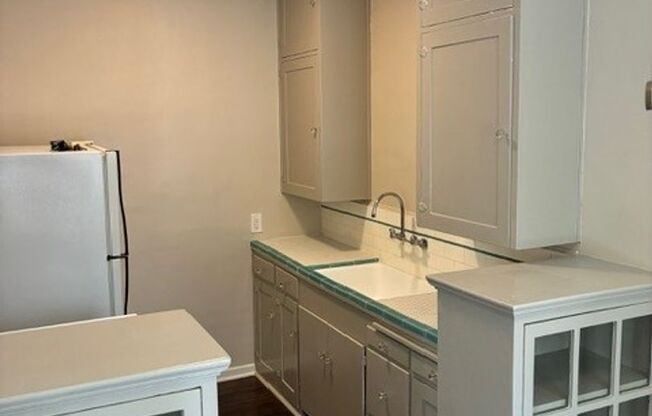 Studio, 1 bath, 425 sqft, $1,425, Unit 18