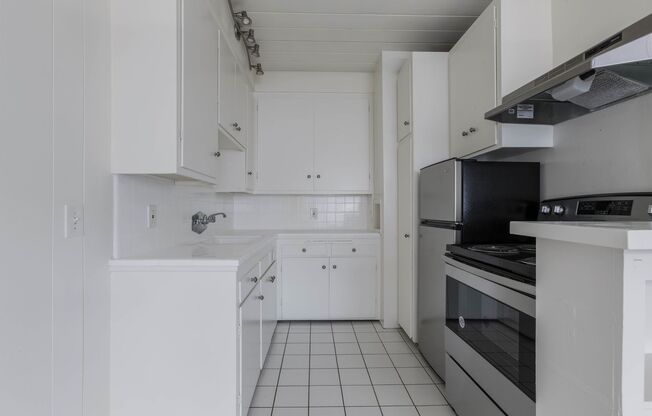 (Ellie:B) 4135 Laurel Canyon Blvd