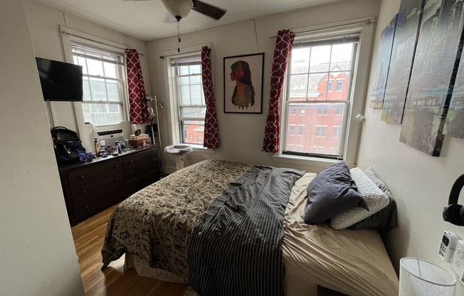 2 beds, 1 bath, $3,500, Unit 8