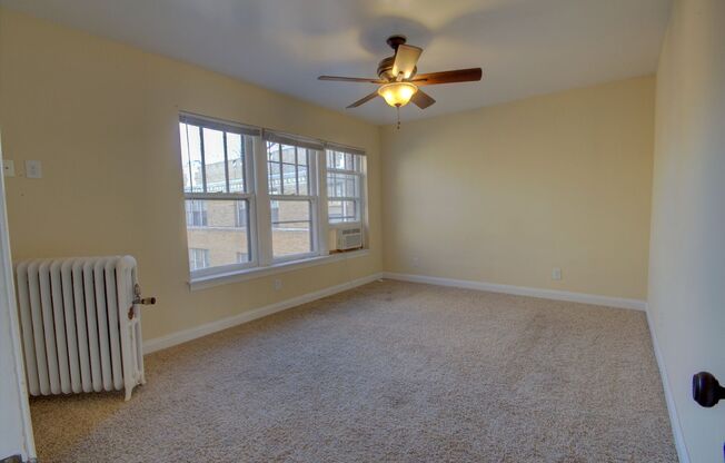 2 beds, 1 bath, $975, Unit Apt 003E