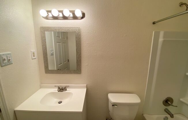2 beds, 1 bath, 825 sqft, $1,200, Unit Unit 3
