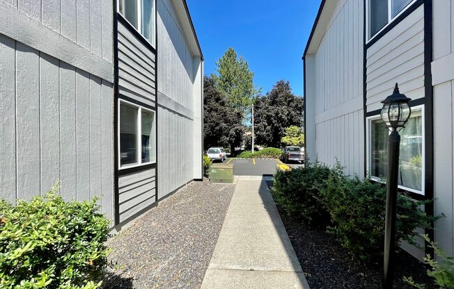2 beds, 1 bath, 780 sqft, $1,155, Unit 21