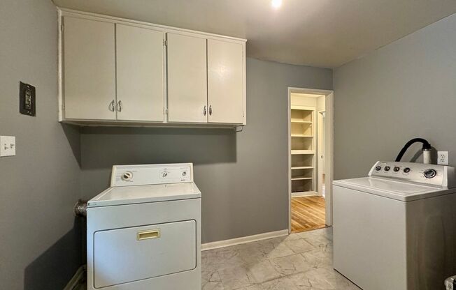3 Bedroom Home Walking distance to Sloan Lake & Highlands! Available NOW!!