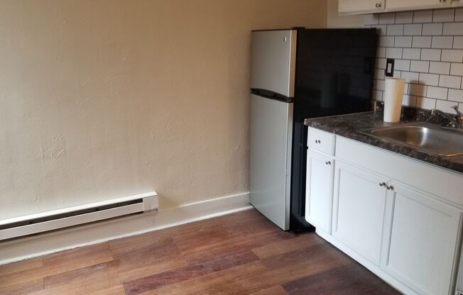 2 beds, 1 bath, 550 sqft, $825, Unit 2