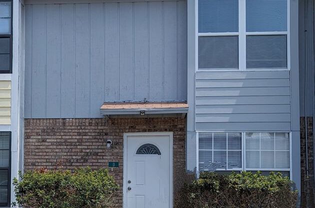 Adorable 2 Bedroom Townhouse located in Fort Walton Beach!