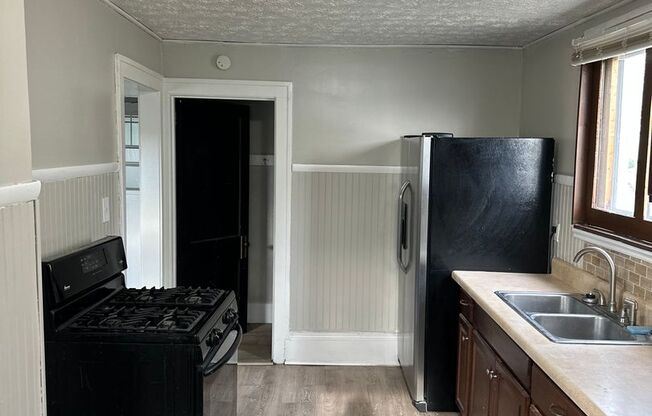 3 beds, 1 bath, $1,300