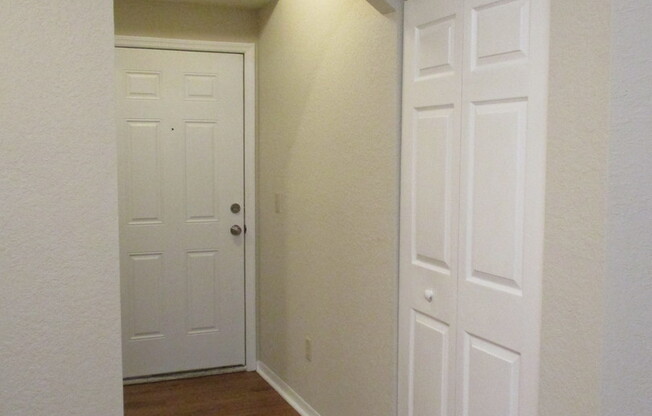 Upgraded 3BR/2BA Altamonte Springs Condo with Wood Flooring and Den!