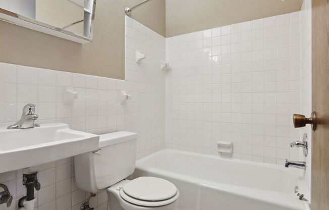 Studio, 1 bath, $799, Unit 1443 Park Street