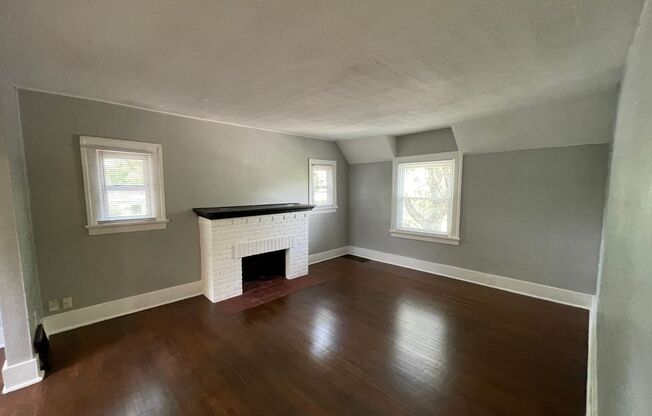 2 beds, 1 bath, $1,095, Unit 1702 1/2 Lake Ave