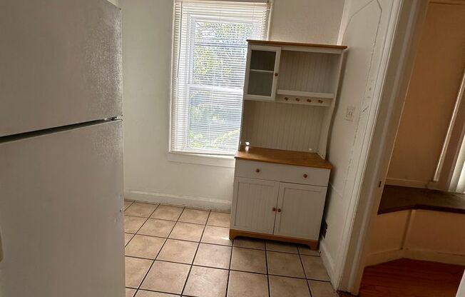 1 bed, 1 bath, $750, Unit 105