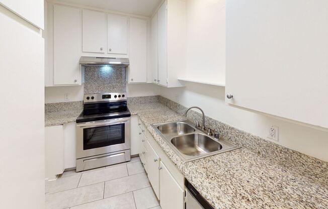 Hamel Granada Apartments..Gorgeous Apartment Available...CALL NOW!