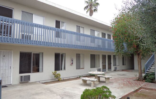 Menlo / Talmadge Villas