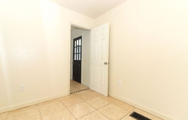 2 beds, 1 bath, $1,295