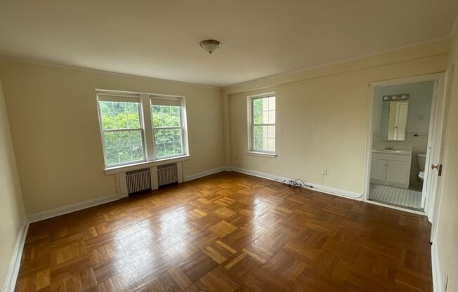 1 bed, 1 bath, 768 sqft, $1,400, Unit Royal York 810