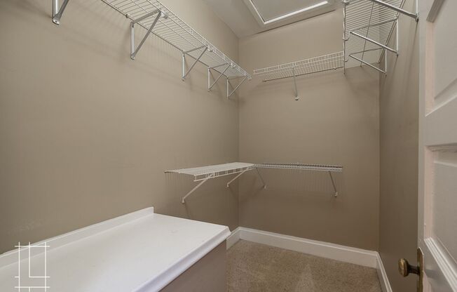 2 beds, 1 bath, $1,885, Unit 860 Summit St.