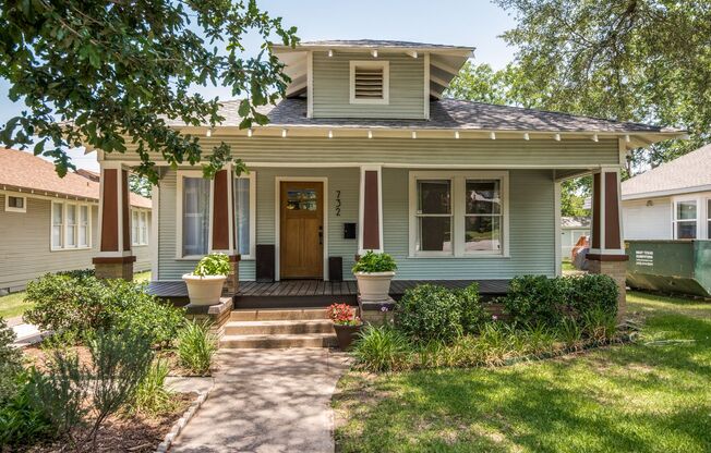 Beautiful Three Bedroom House near Bishop Arts District!