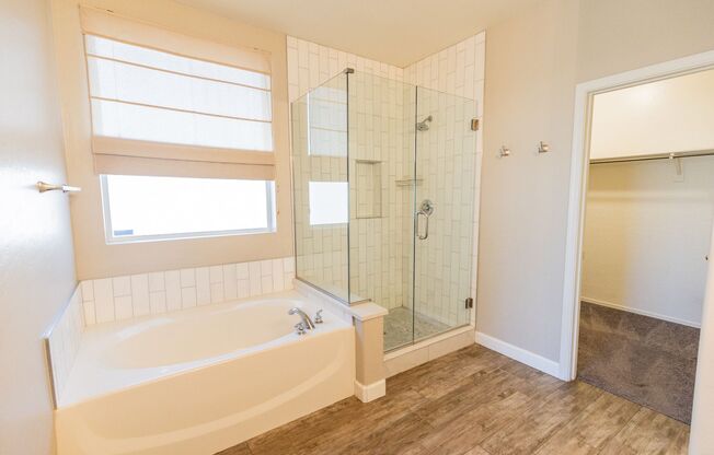 3 BED, 2 BATH + DEN BEAUTIFUL RESIDENCE IN GLENDALE!