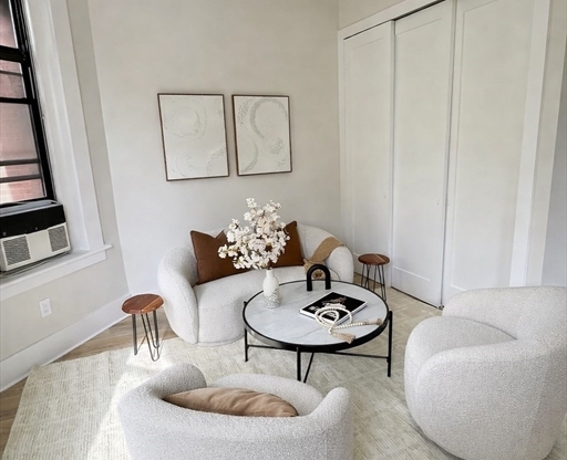 2 beds, 1 bath, 686 sqft, $4,400, Unit 2F