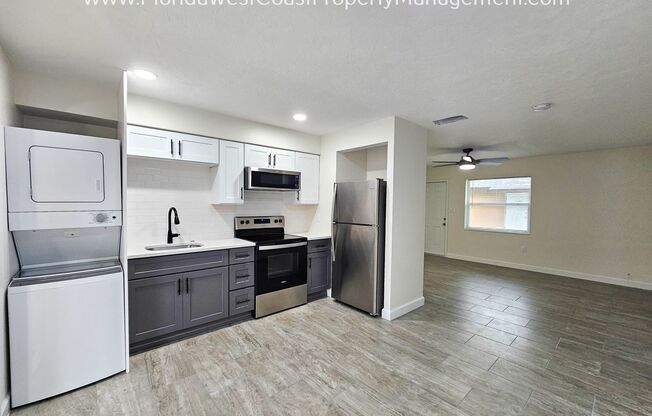 OUTSTANDING DOWNTOWN SARASOTA LOCATION! FULLY UPDATED MODERN 2 BED/1 BATH DUPLEX!