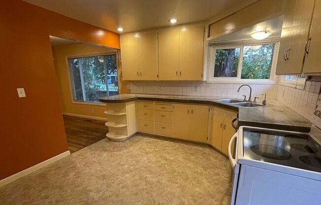Charming 2 bedroom/1 bath Walking distance to Squalicum Park and Elizabeth Park — just half a block from Columbia Elementary!