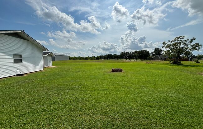 3/2 Charming Country Home with Mother- In- Law Suite