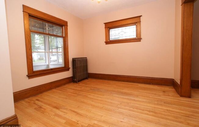 June 2024 ~ Cute 4 bedroom house. Spacious bedrooms. In unit laundry and dishwasher.