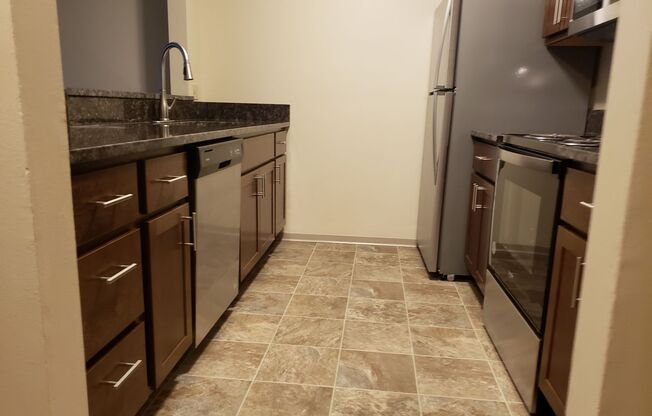 2 beds, 1 bath, 925 sqft, $1,600, Unit 1611113r