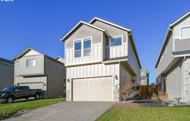 GORGEOUS 3 BED 2.5 BATH NEWLY BUILT HOME WITH GRANITE COUNTERTOPS, A/C, & VAULTED CEILINGS!