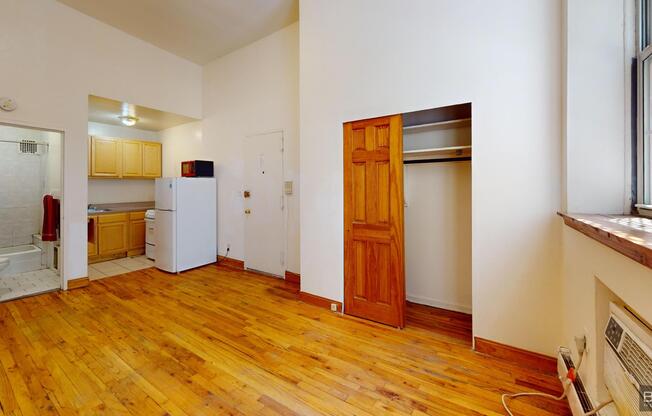 271 W 73 ST