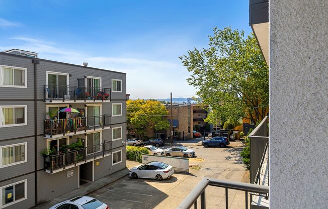 2 beds, 1 bath, 986 sqft, $2,700, Unit 301