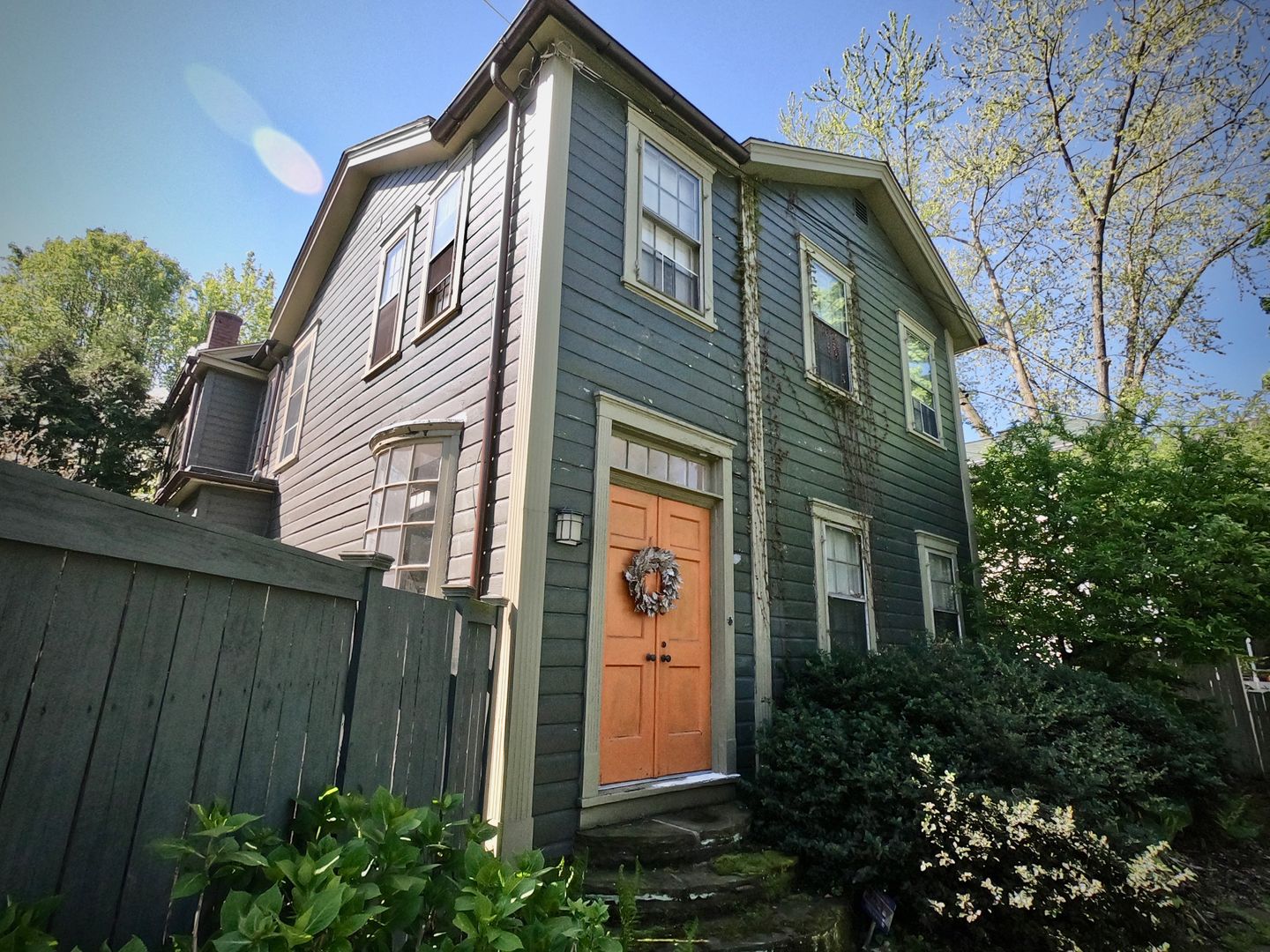 9/1 Beautiful Hidden GEM. 2 Blocks from Walnut. Garage. Fenced Yard.