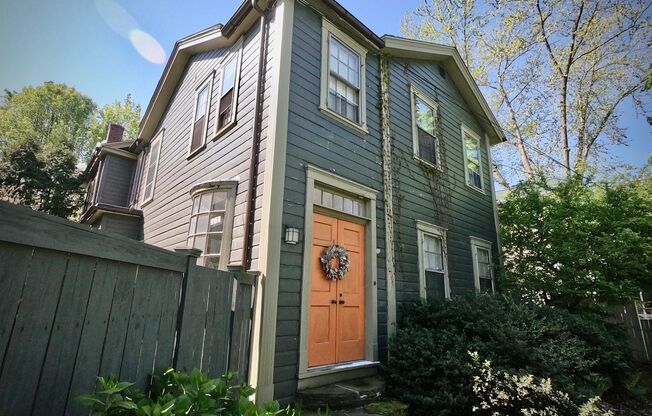 9/1 Beautiful Hidden GEM. 2 Blocks from Walnut. Garage. Fenced Yard.