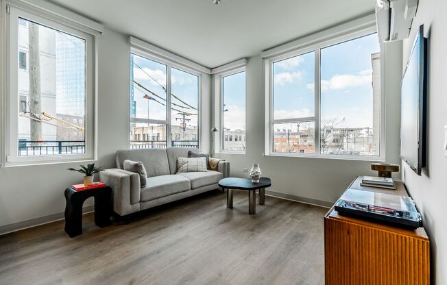 2 beds, 2 baths, 817 sqft, $4,005, Unit 212