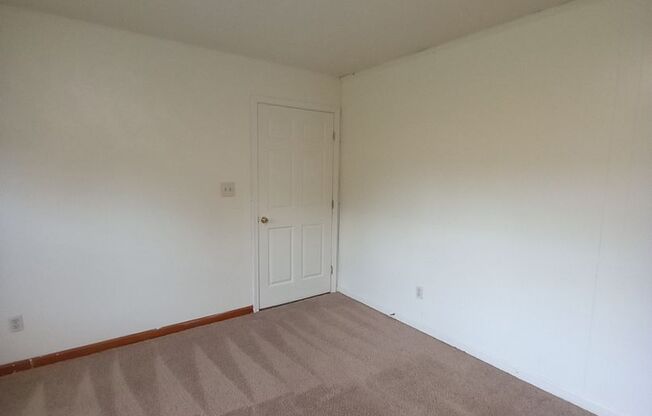 2 beds, 1 bath, 903 sqft, $1,140, Unit P-2