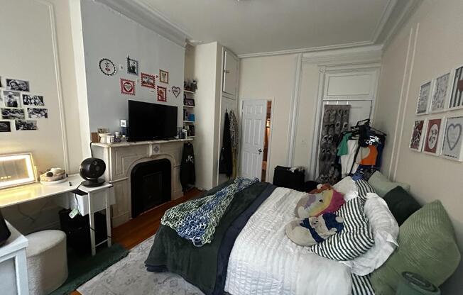 419 W 44 ST